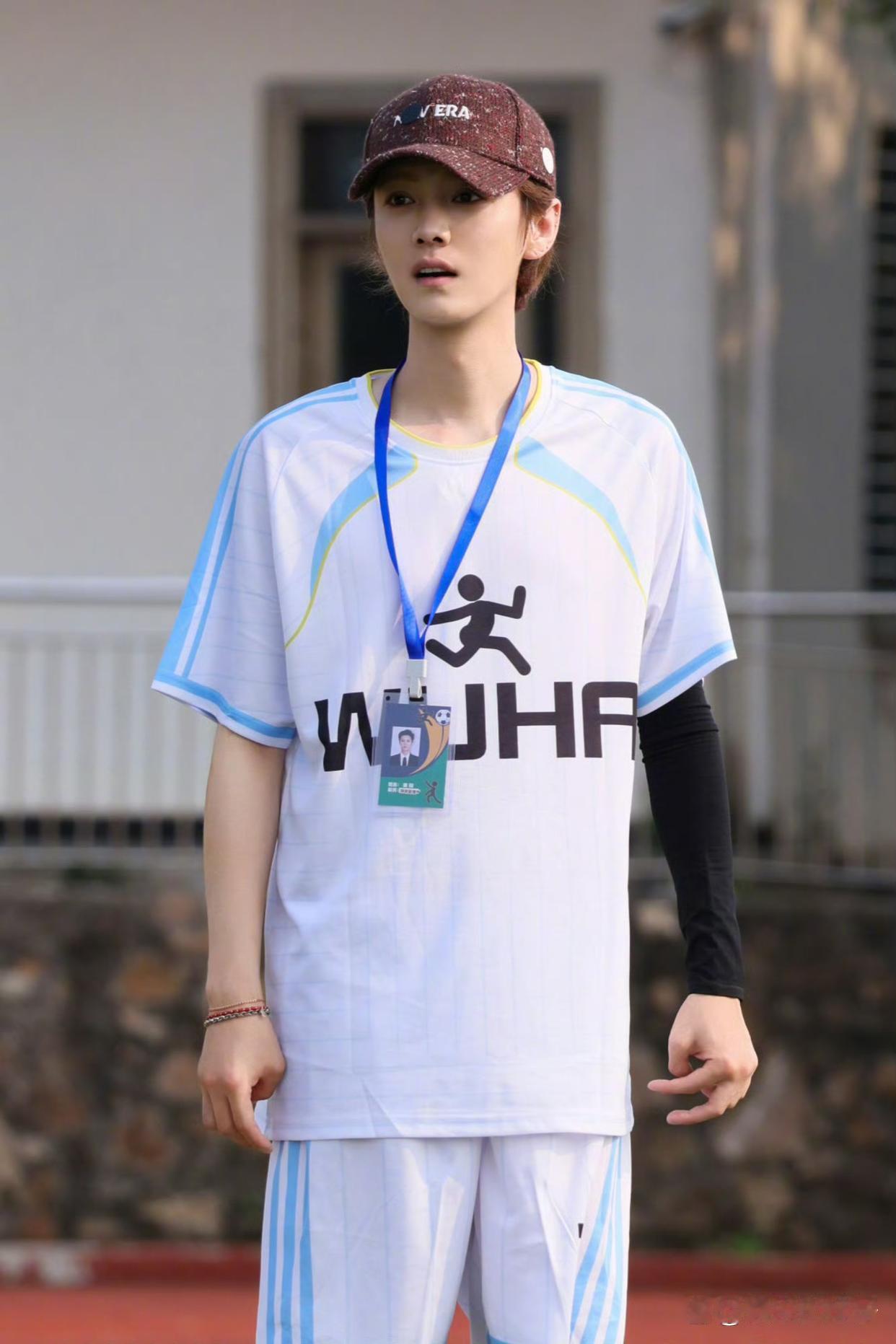 1.鹿晗前些年对自己的颜值很有自信，认为自己不做医美也可以，而且大部分时候都是素