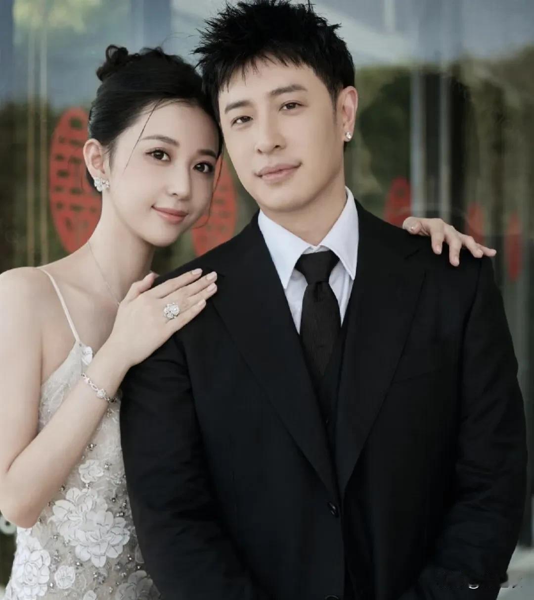 方媛和潘玮柏老婆，我觉得都是内核很强大的人，因为她们俩都是看着温温柔柔，但是内心