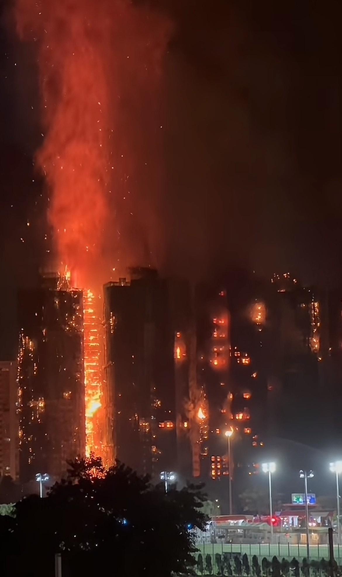 天呐，烧成这样还能救吗？已经牺牲一名消防员，还有很多人被困在这里！香港大埔