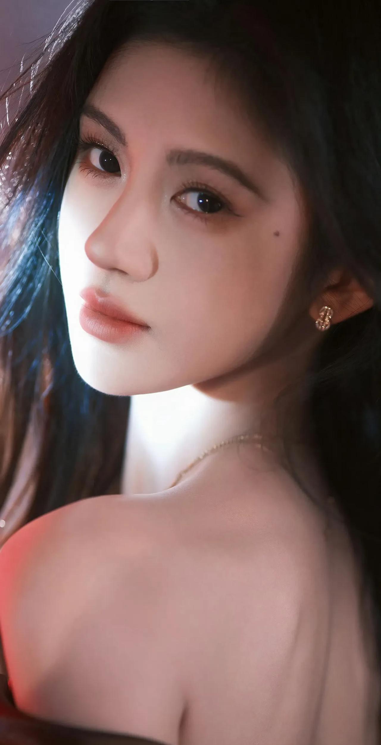 鞠婧祎眸光流转，红唇娇艳添了几分妩媚，妥妥的氛围感美人