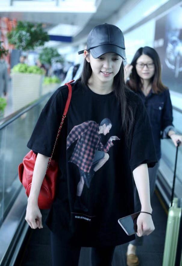 欧阳娜娜穿搭越来越佛系黑T配工装裤，蓬松长发超随性！
