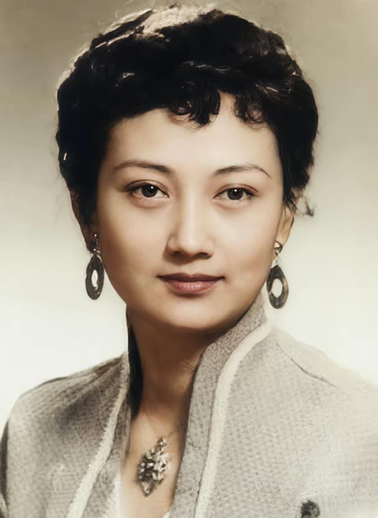 早些年坊间流传着一句实在话：男看王心刚，女看王晓棠。如今，92岁的王晓棠独自在北