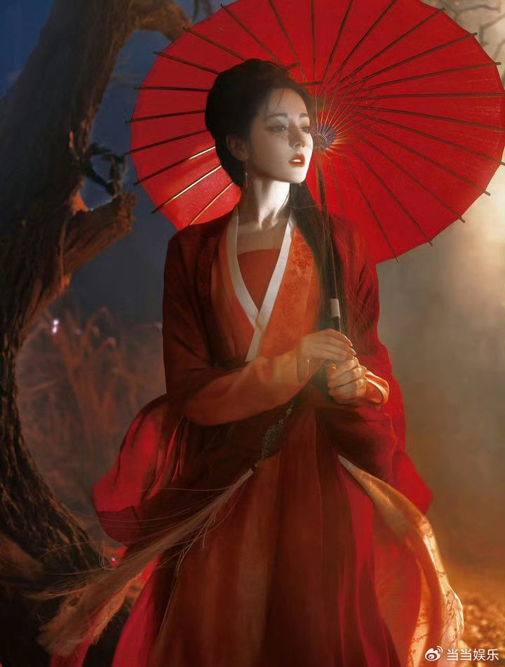 虽然迪丽热巴不再参与《开始推理吧》第四季了，然而她的心一直未曾背弃开推团！为了能