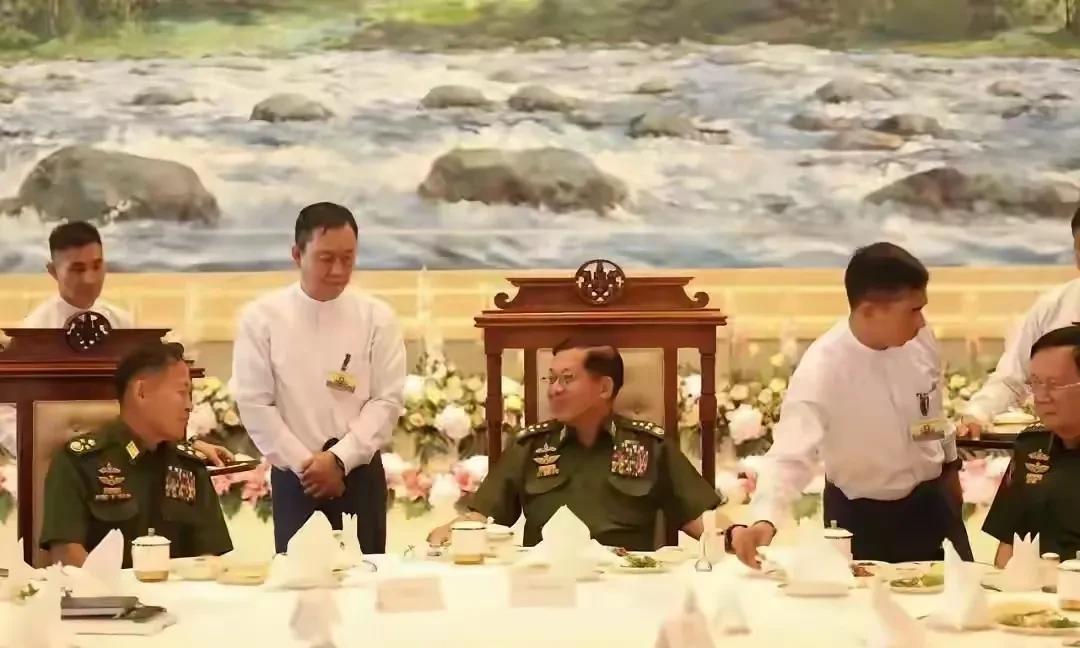 敏昂莱手段耍的很高明，他把10多个省邦63个镇宣布为紧急状态的范围，此命令从7月