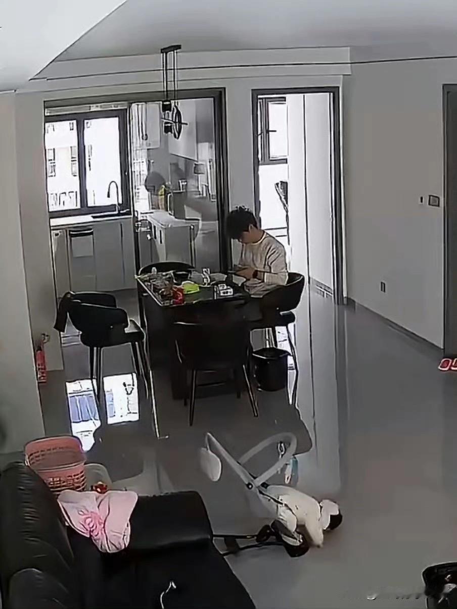 这件事，看的人心惊肉跳。视频中，孩子被倒提着晃悠，父亲却双眼紧盯手机屏幕，对头顶