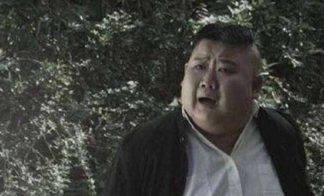 1946年，一个土匪头子，突然朝着我军的摄像机举手投降。士兵们走近一瞧，直接惊呆
