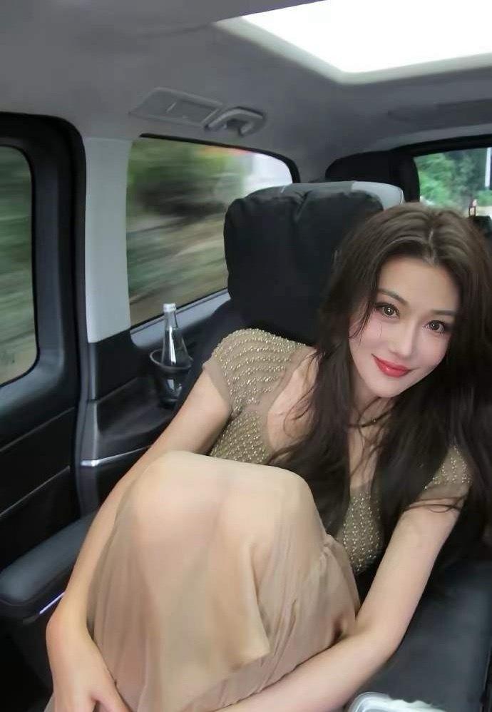 1.人设哥跟老婆都是开放式婚姻，人设哥在外面有许多彩旗，老婆只有一个固定的生活搭子，两人婚姻经营的很