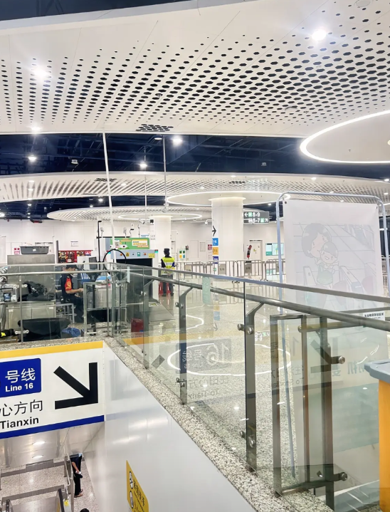 现在很多女孩子选择在地铁站做保安也不愿意去工厂上班了！在地铁站做安检保安员，虽然