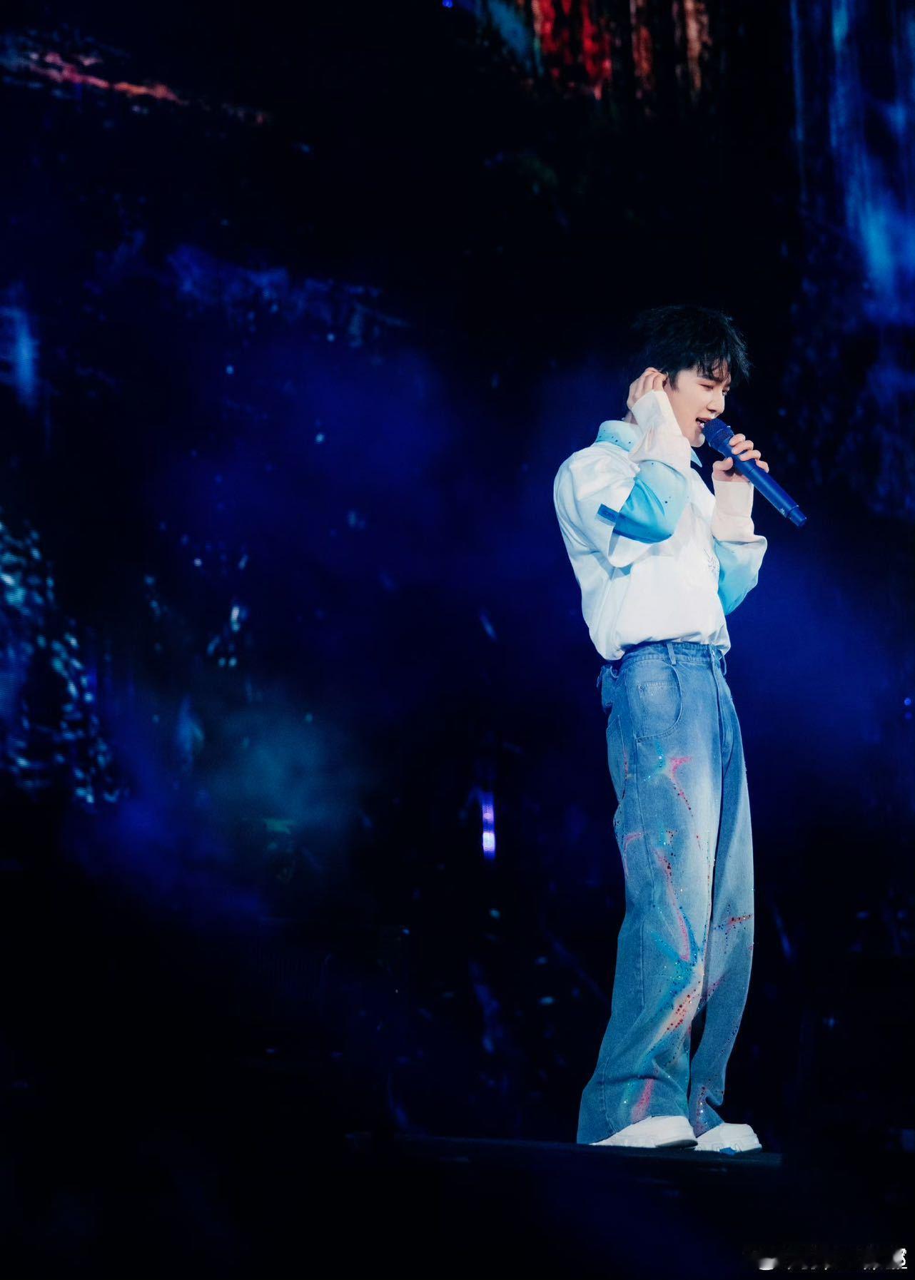 周深送新年首个彩蛋周深真的太宠啦！香港跨年演唱会线上直播，让各地粉丝都能实时参