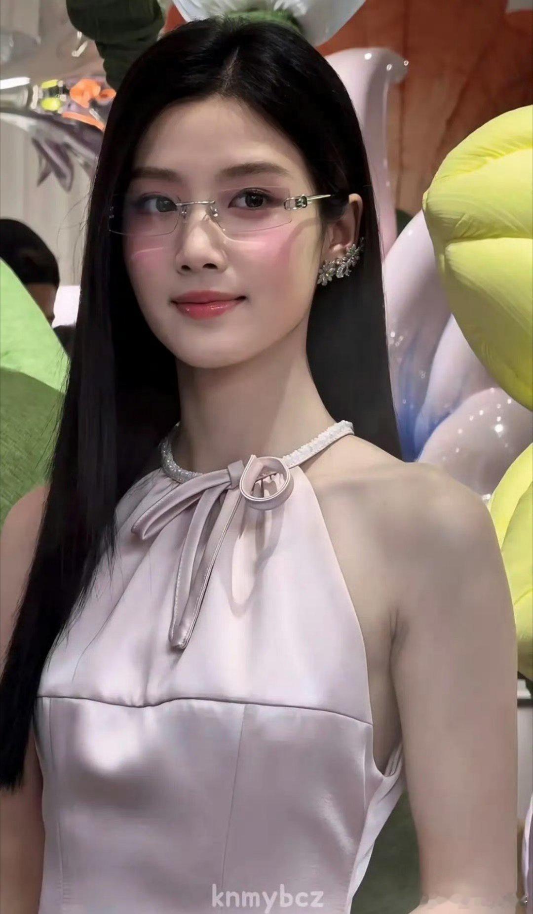 卢昱晓是不是唯一一个妆前妆后差别很大的女明星？