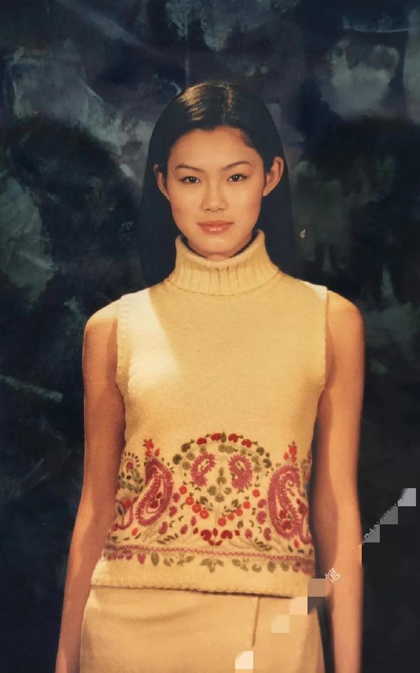 于娜的青春是无数人心中的白月光。模特出身的她眉目如画，清纯似水；一双修长的美