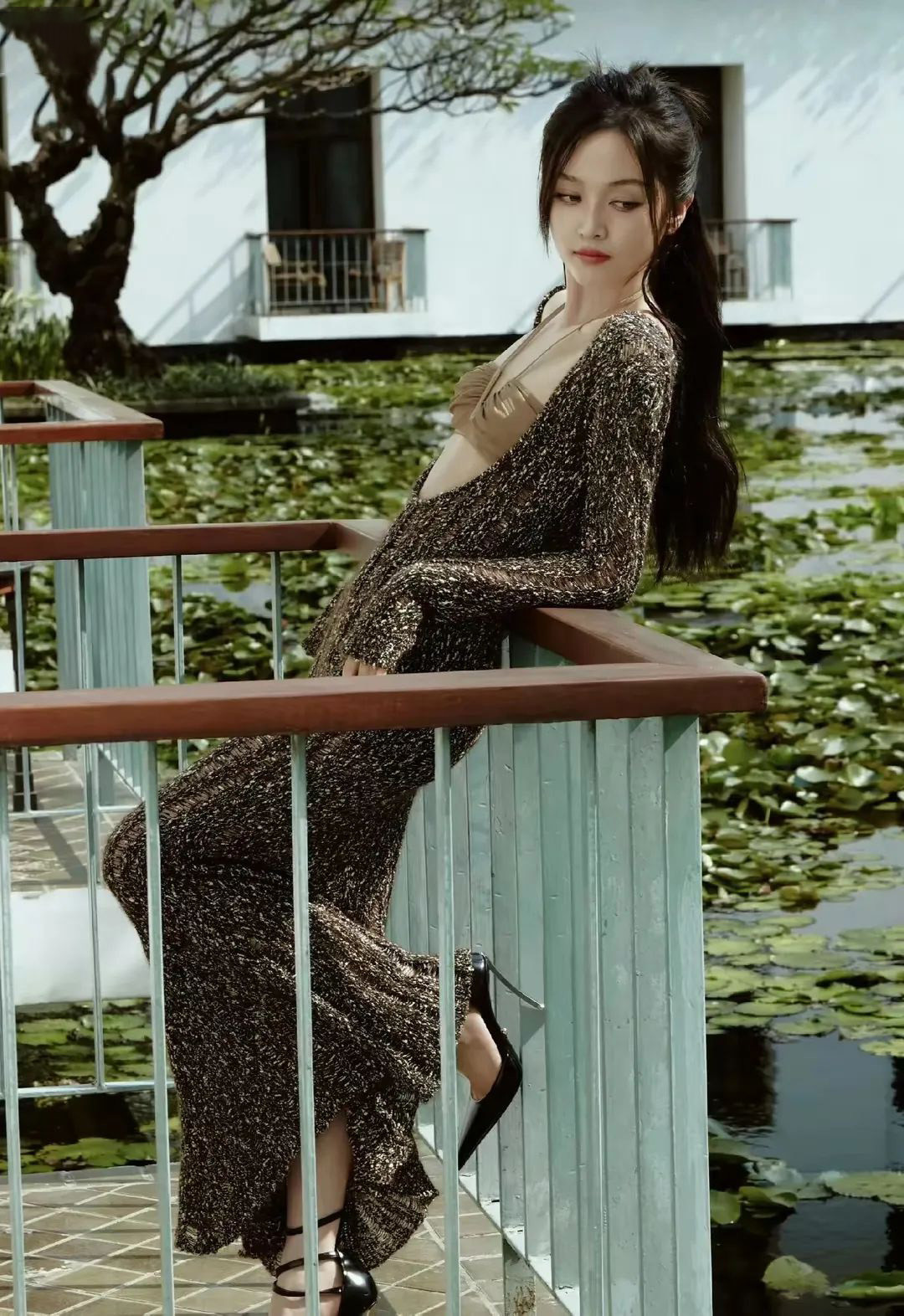 吴宣仪深V造型吸睛！好担心衣服会掉下来