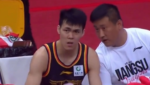 庞峥麟这个生日不快乐了，指裁判吃了个技术犯规，然后被换下场后看到其嘴型爆粗口！