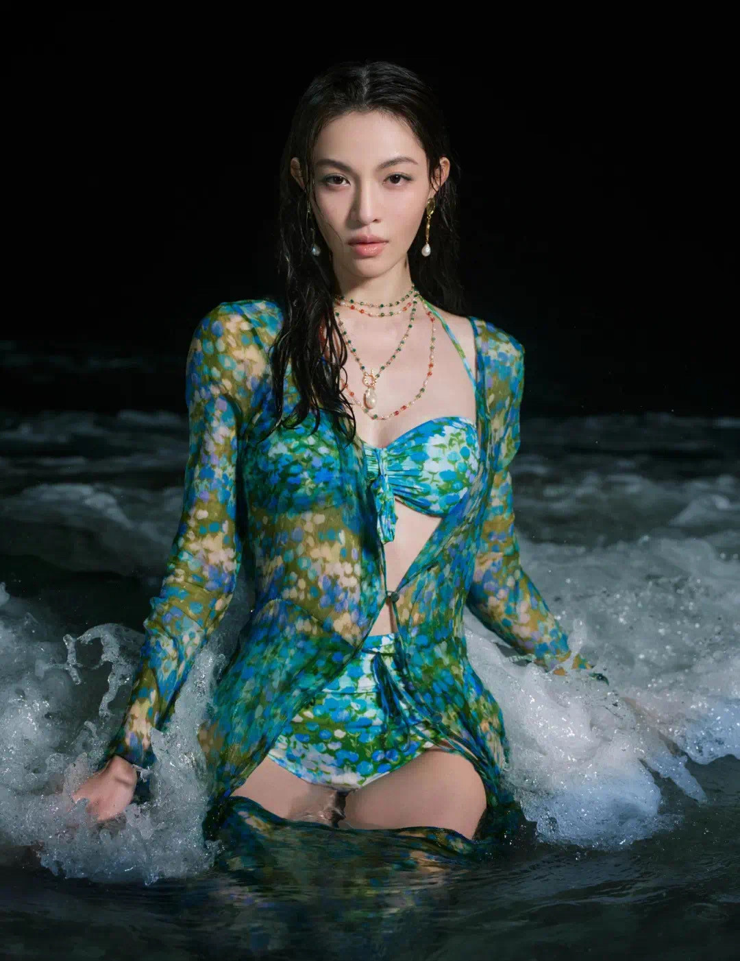 钟楚曦于vogue演绎绿野仙踪，法系田园裙尽显身材​​​