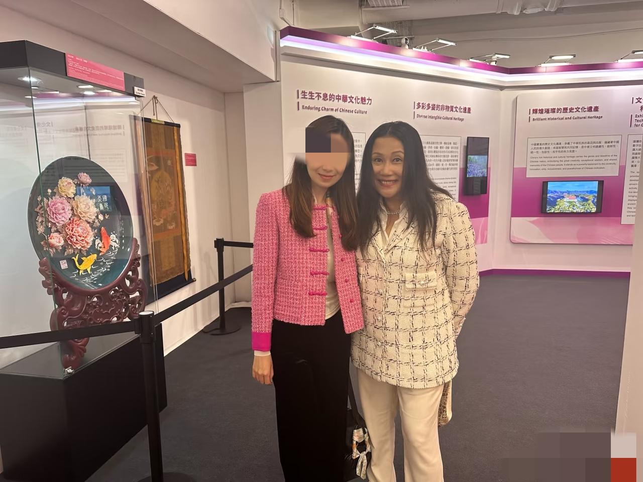 4月1日，谷燕与谷爱凌一起现身中国香港参加女性论坛，谷爱凌近距离满脸疲惫，谷燕状