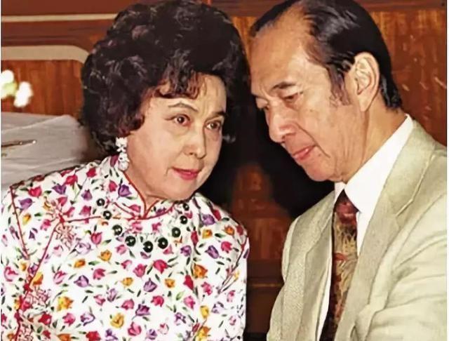 2001年，何鸿燊威胁妹妹何婉琪道：“把你的股份都给我，否则我就曝光你的丑闻。