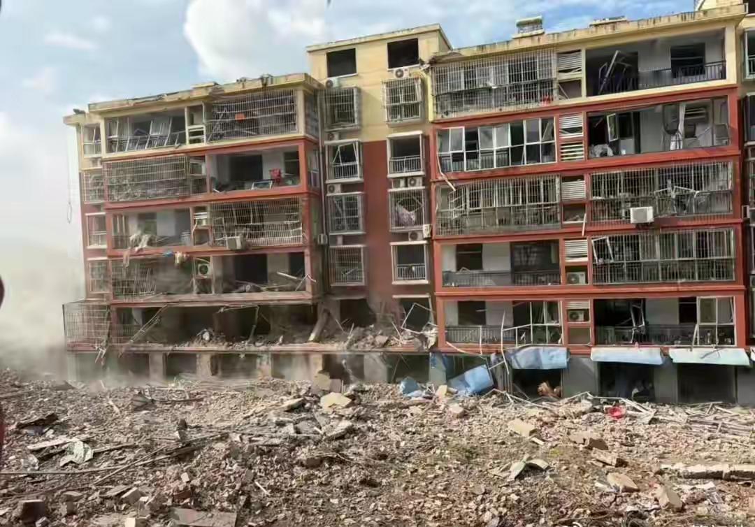 临沂李公河路附近王桥社区一处平房，官方已经确认爆炸属实，万幸没有人员遇难。现场冲