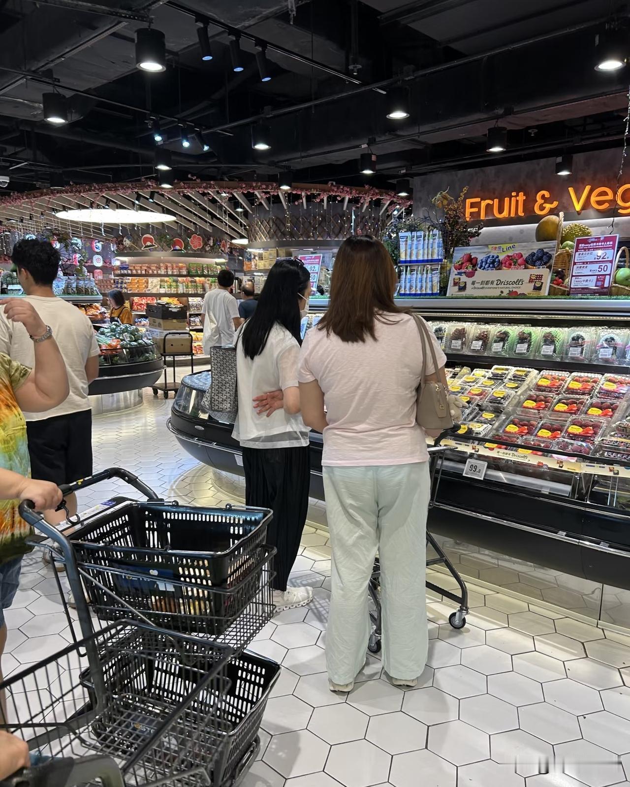 网友在香港偶遇刘德华老婆朱丽倩逛超市，60岁的她皮肤白嫩头发巨黑最重要是低调朴素