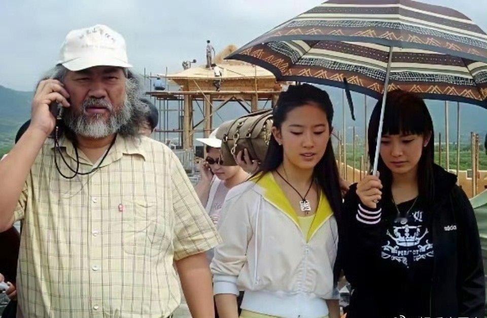 为什么互相打伞非要断章取义截图出来嘲杨幂，这个年纪的小女孩在一部剧里互相帮助，难