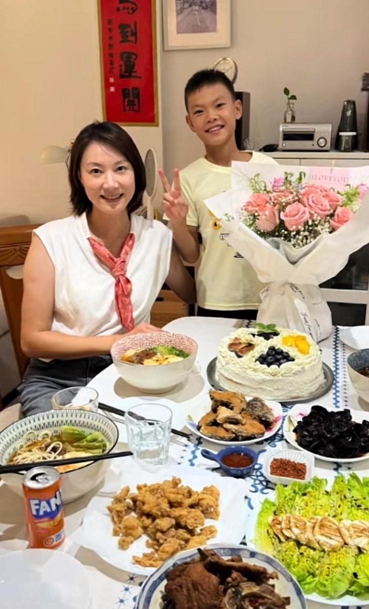 西班牙的别墅里，桌上摆着蛋糕和鲜花。谢杏芳45岁生日，林丹订的。小羽在旁边，越长
