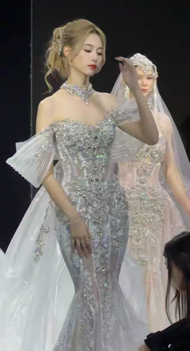 徐艺洋身材好逆天啊，该细的细该有肉的地方有肉，腰臀比更是一绝