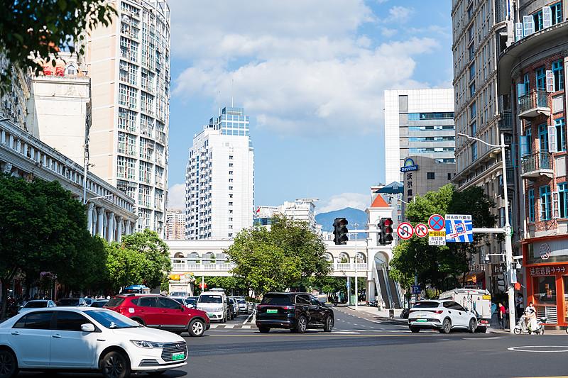 福州想冲东南地区第一城市，基本是没什么可能的。先看最直观的经济数据，2023年