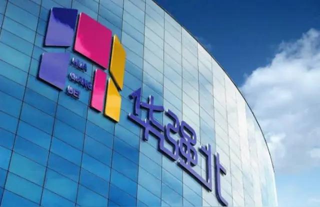 2026年初，深圳华强北一款200-300元的迷你手机意外刷屏，77mm长、35