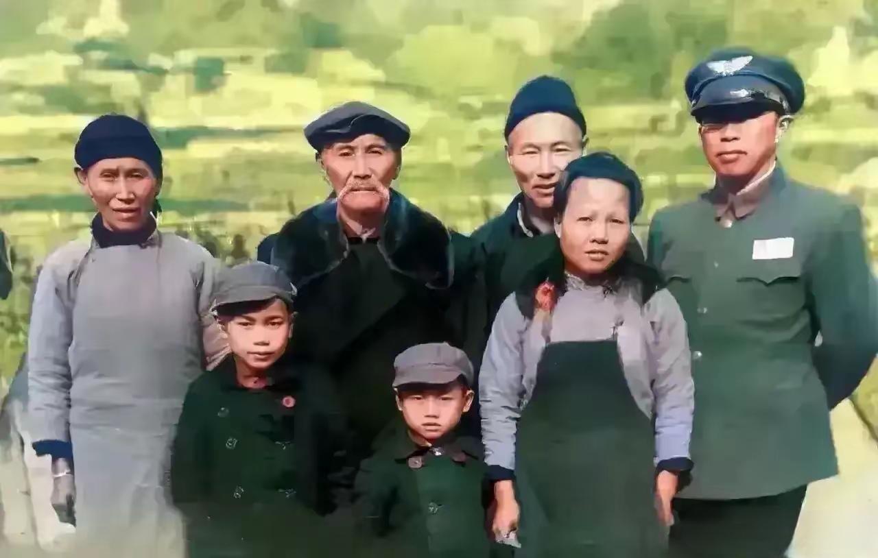 1952年11月，首任空军司令员刘亚楼将军回到阔别已久的家乡福建武平探亲，在家乡