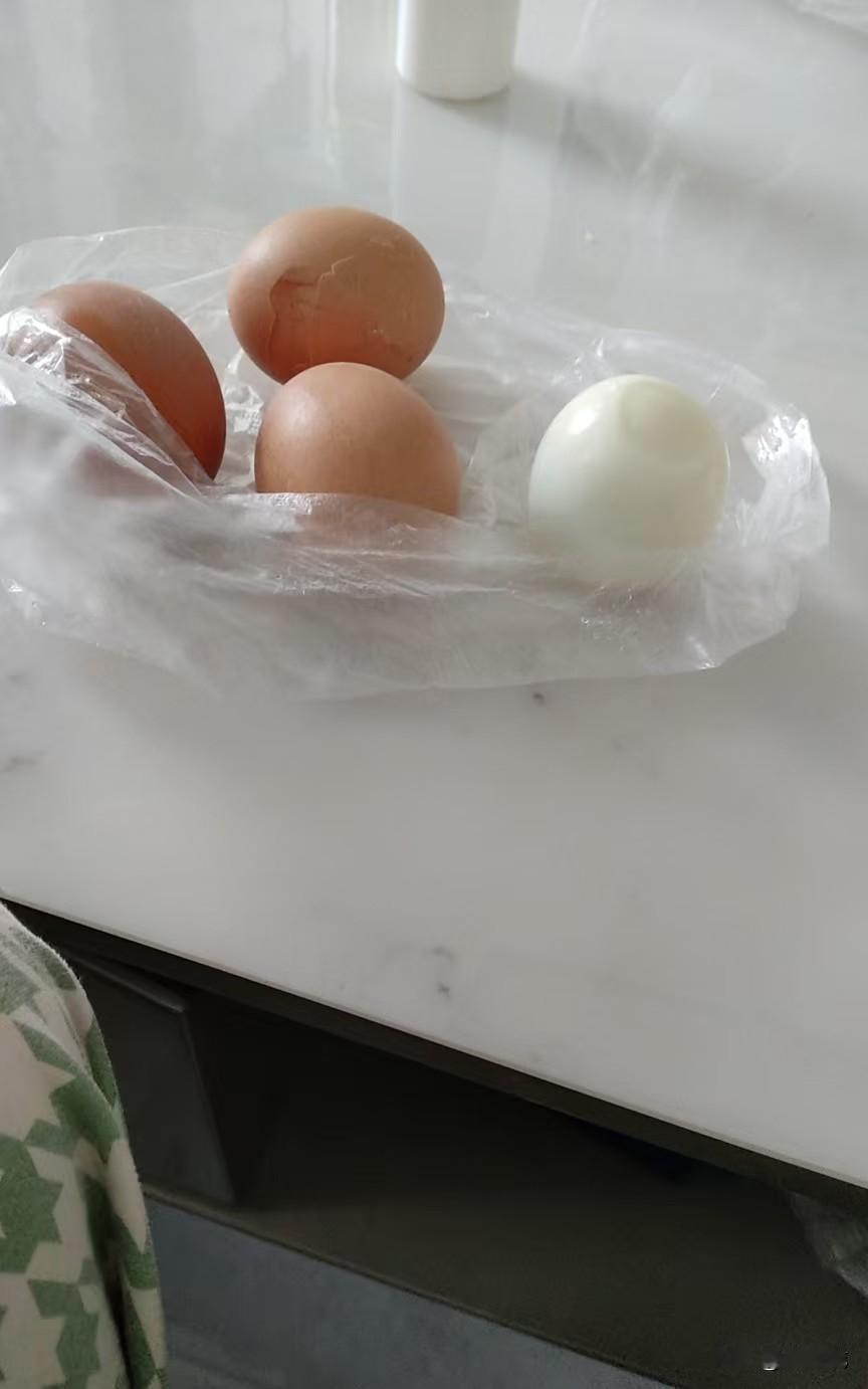 谁家卖的茶叶蛋是这样的？早上早餐点了个外卖，买了6个包子和4个茶叶蛋，一直觉得