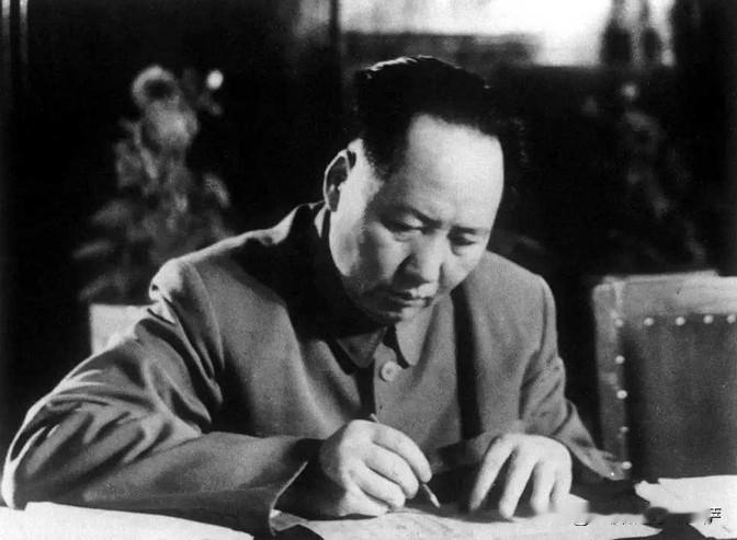 1952年毛主席开会时发火，聂荣臻一言不发，主席：我怕你坐坏椅子1952年