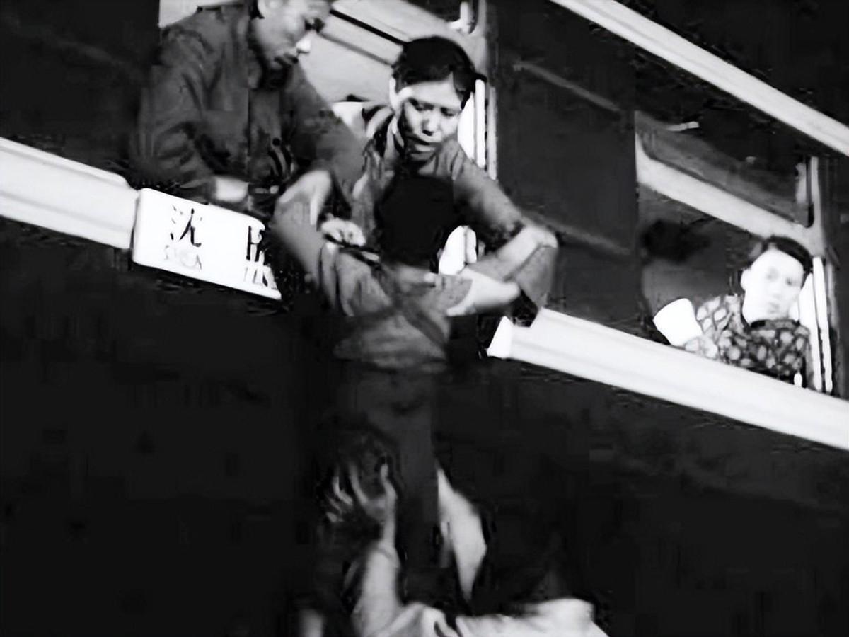 🌞1959年，一列带着600多名乘客的火车在夜晚神秘失踪，搜索无果后，大家