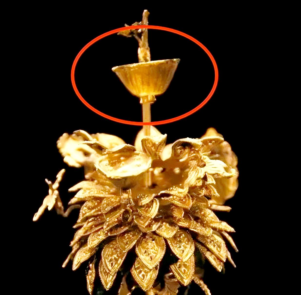 1995年冬天，江阴夏港镇的马淑华摔碎了父亲临终前紧抱的旧木盒。裂痕中滚出的