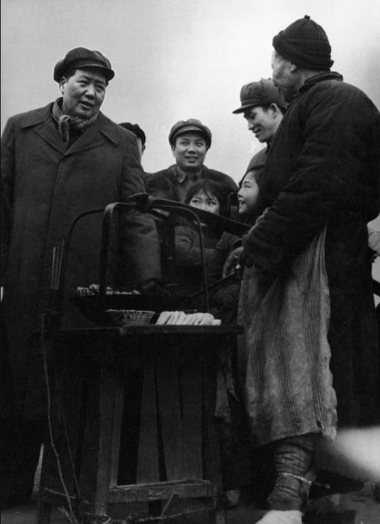 1953年在武汉蛇山与小贩交谈