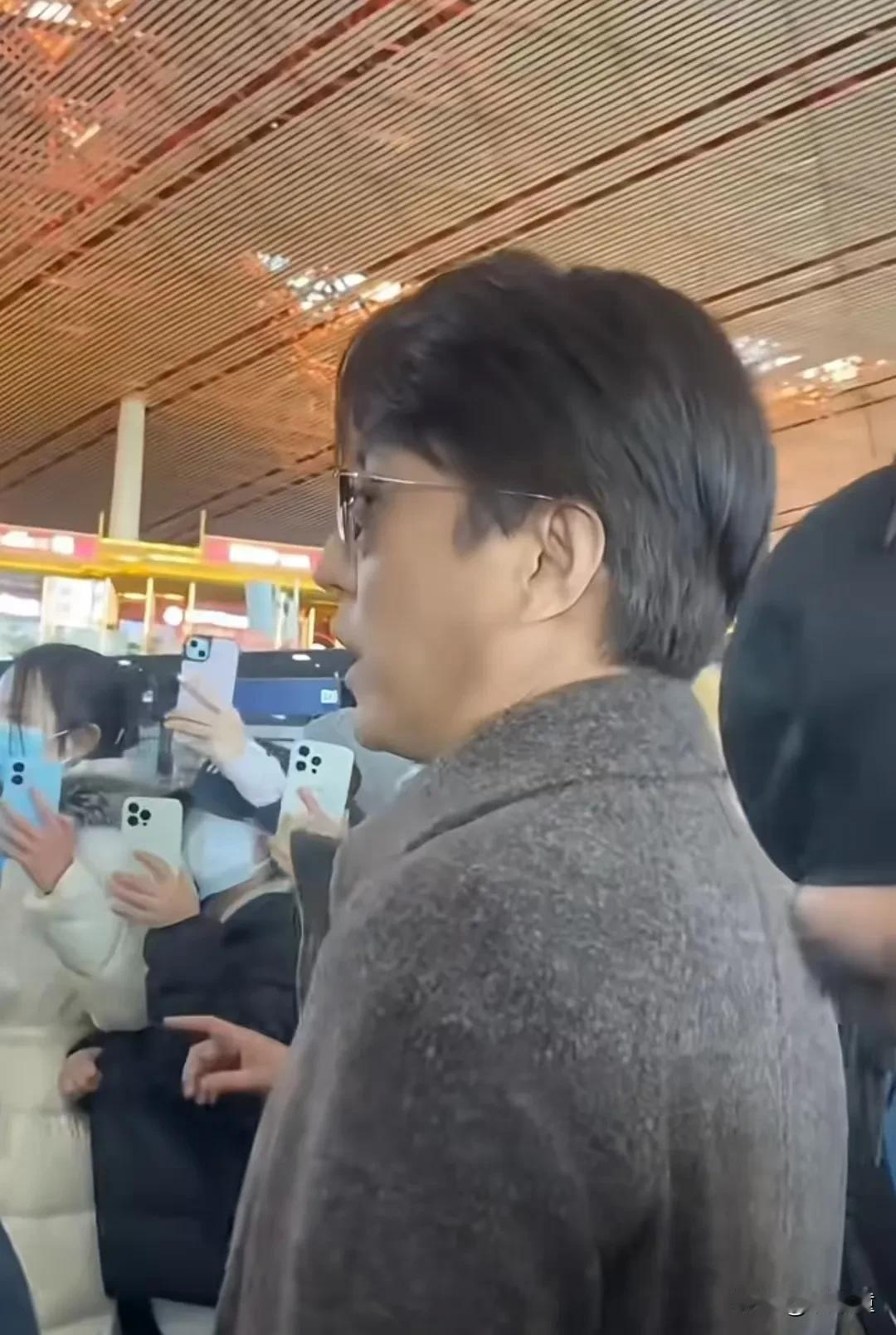 导师出事后，靳东现身机场，跟以前大不一样。一个是戴墨镜，驼一点背，努力保持微笑。