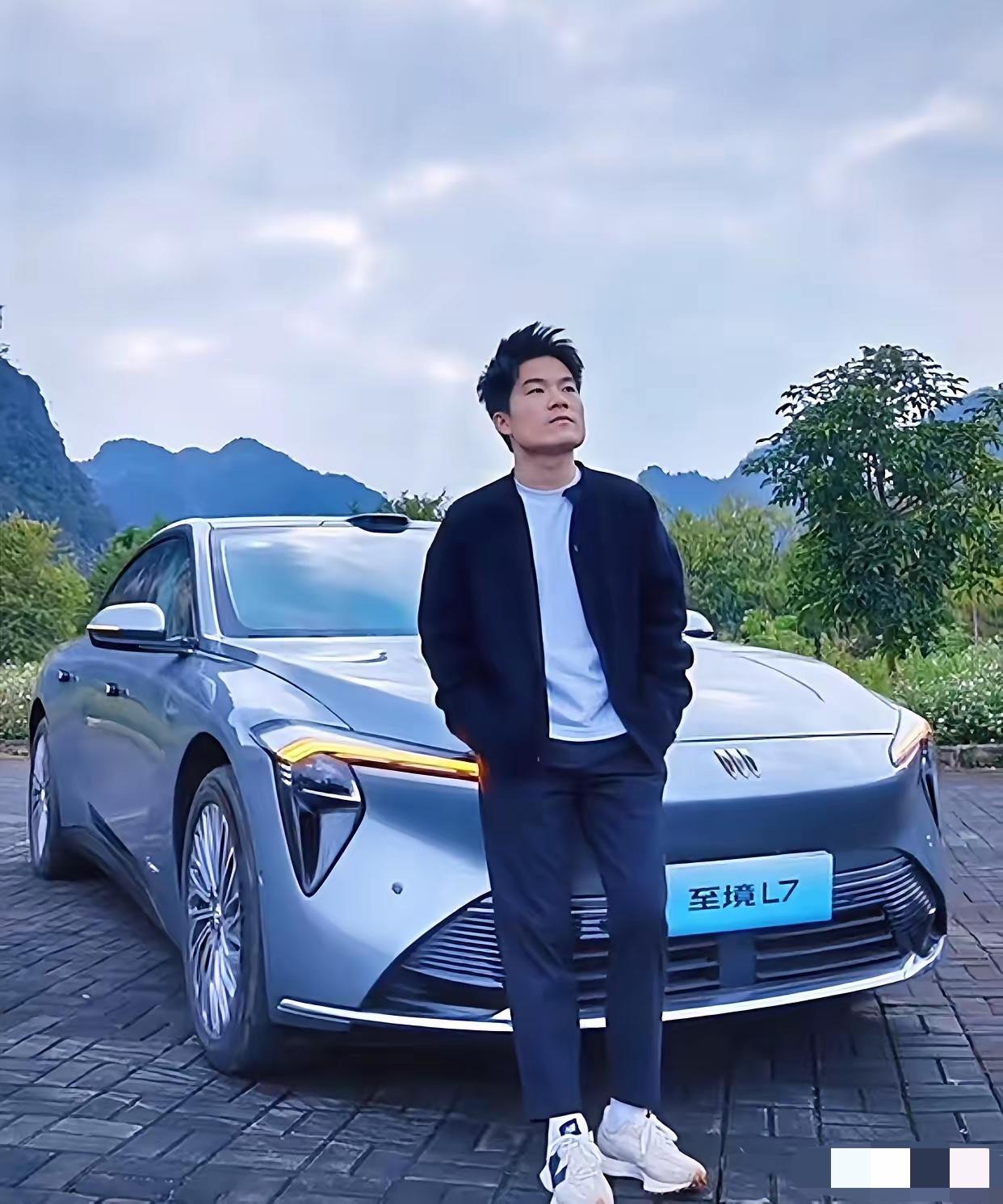 与辉同行和别克的商务合作到期了董宇辉携8位主播拍了一个诚意满满的告别广告片