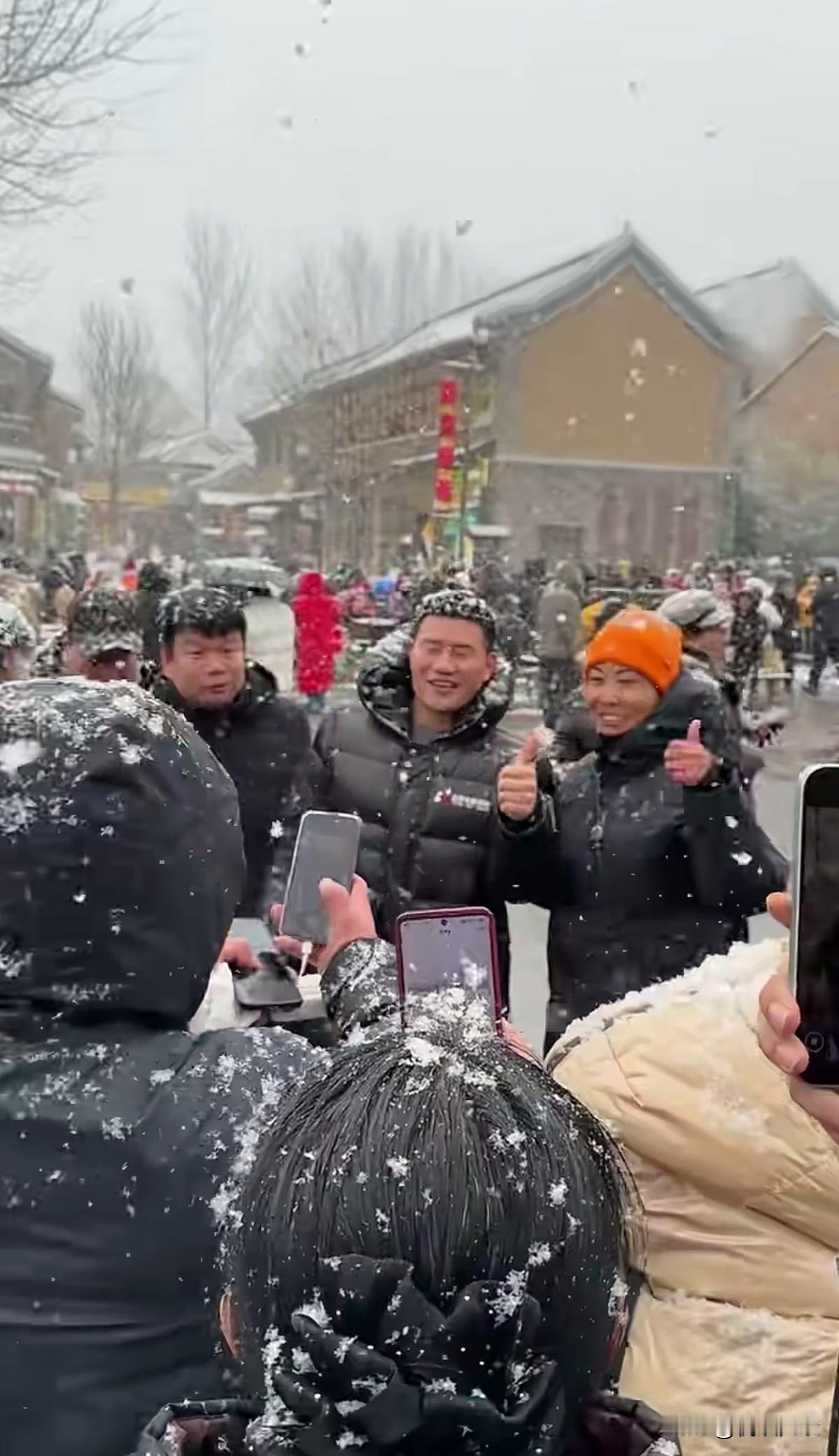 《小兵张嘎》嘎子哥谢孟伟比以前接地气了。顶风冒雪亲自赶大集，吃杀猪菜，和现场群众