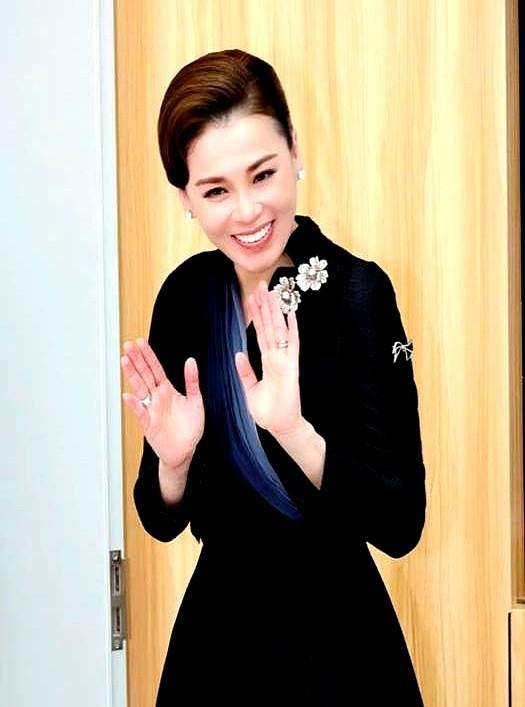 苏提达居然把小黑裙穿“透”了！照片一出全网炸锅，领口渐变薄纱像塞了团夜色，撩又稳