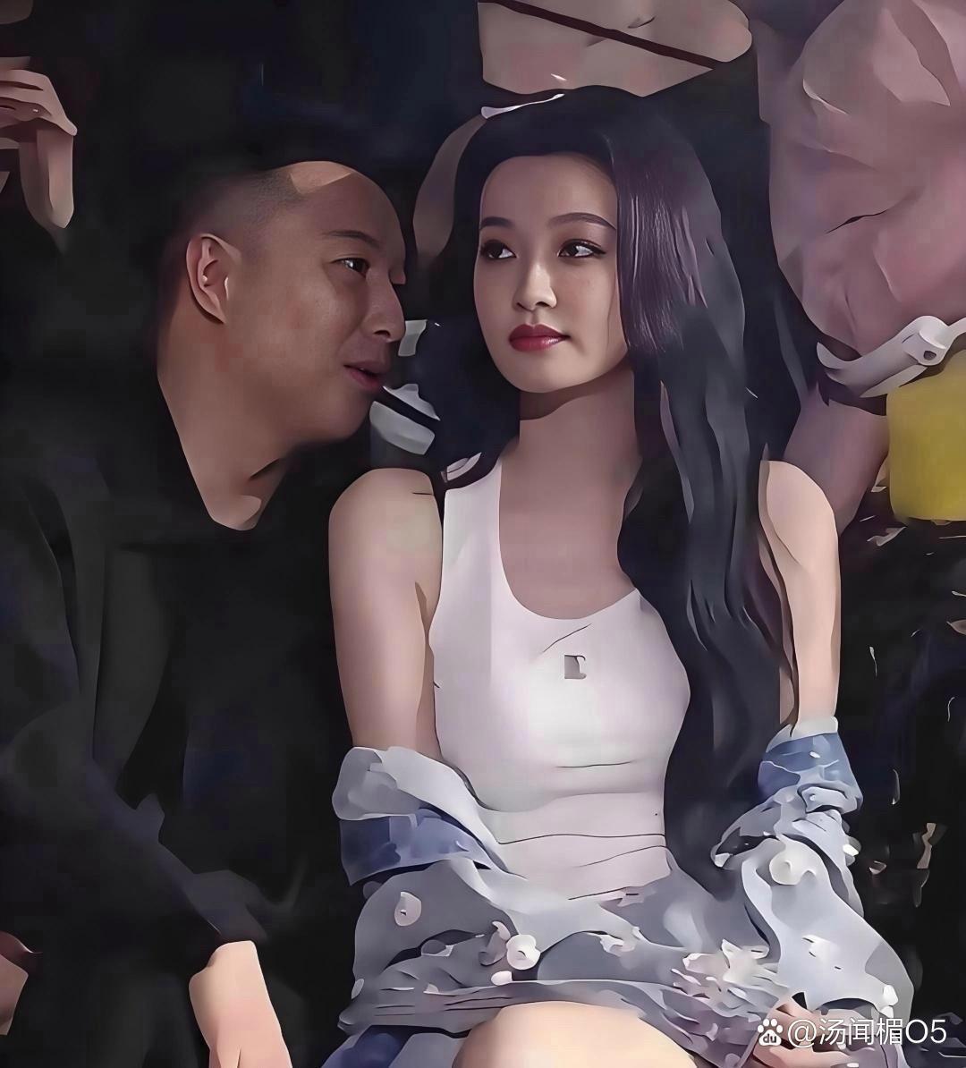 孙怡在镜头前，满脸不情愿地陪着资方大佬看秀。刚离婚那会儿，她还能自在随性，想干