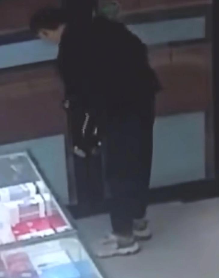 好久没有看到这样聪明的老板河北一家手机店来了两个年轻人，其中一名年轻人拿着手机