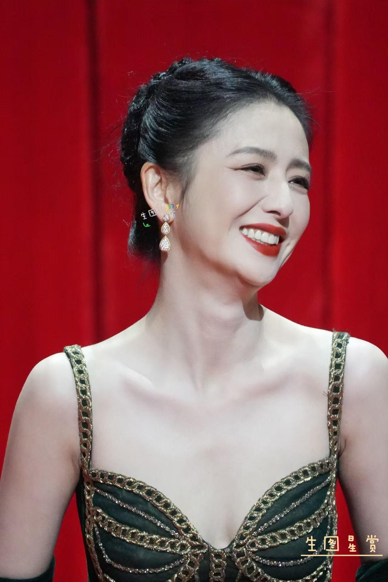 佟丽娅佟丽娅国剧盛典出图红唇丫丫别样风情💋