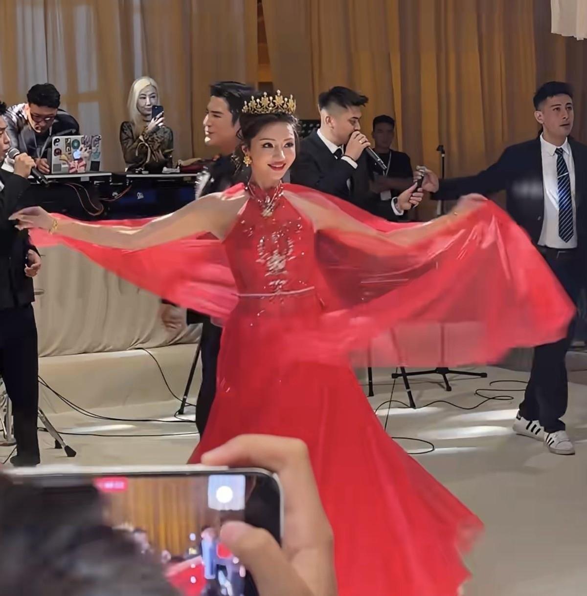 姜潮和麦迪娜那场婚礼，核心看点就一个：新娘体力太猛，新郎直接跳没了影。网上流传的
