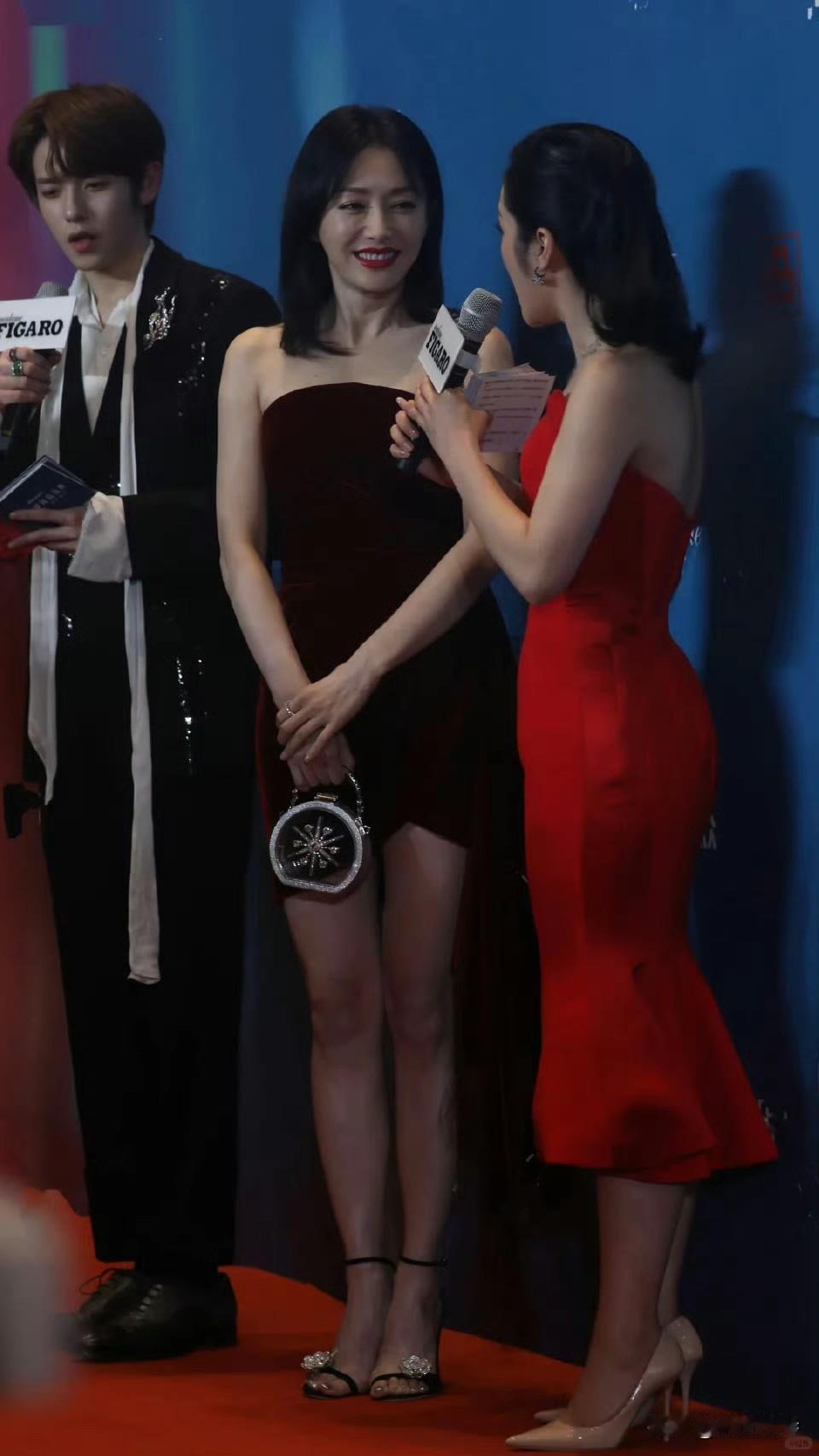 接受采访的秦岚真美，黑孙搭配高跟凉鞋，优雅时尚的气质拉满了！