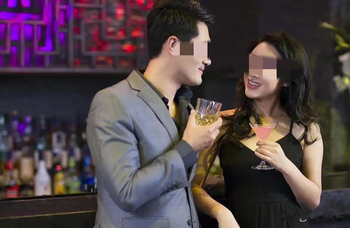 不作就不会死！湖南长沙，男子凌晨在酒吧遇到一美女，主动上前搭讪并喝了几杯，散场后