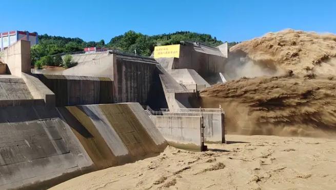 黄河已成悬河，为何不用挖泥船把泥沙挖走、让黄河整体下移？ 这事可不是咱们想的