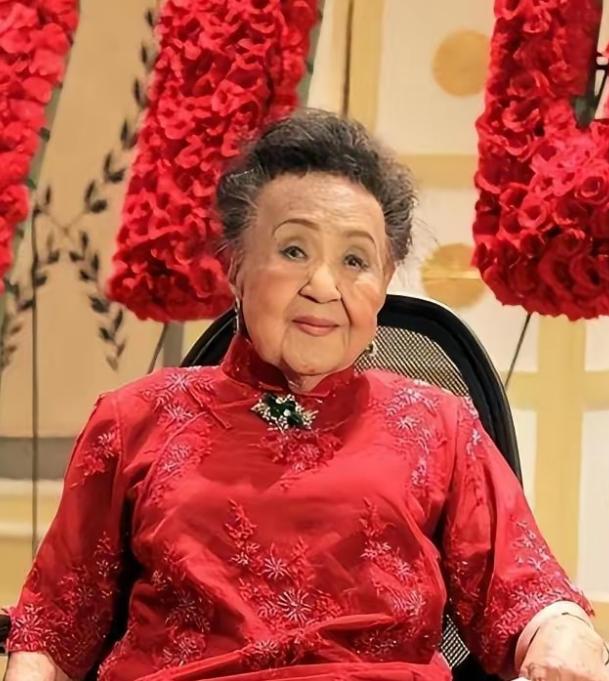 严幼韵的女儿说，我妈妈有几千件旗袍，随便一件，质地都极佳，当古董都够格，不适合的