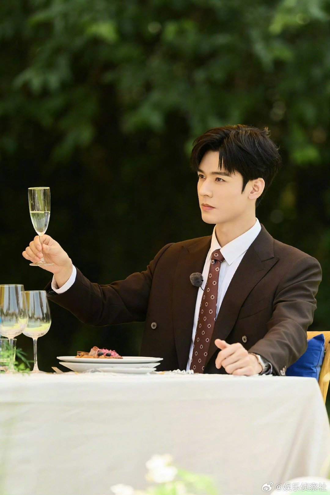 龚俊哥哥举杯🍻这一下好帅啊～[比心]​​​