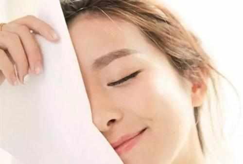 女性一过30就长斑? 47岁大姐皮肤水嫩, 脸上从不长斑的秘密!