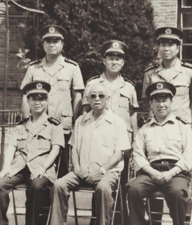 1985年，兰州军区司令郑维山中将正式离休，前往成都休养身体。几天后，成都军区管