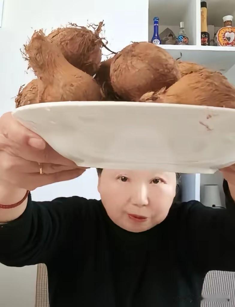 杜大娘高调起诉东篱，结果却不敢出庭。她也不直播，消停了两天，昨天又开直播卖黑色垃