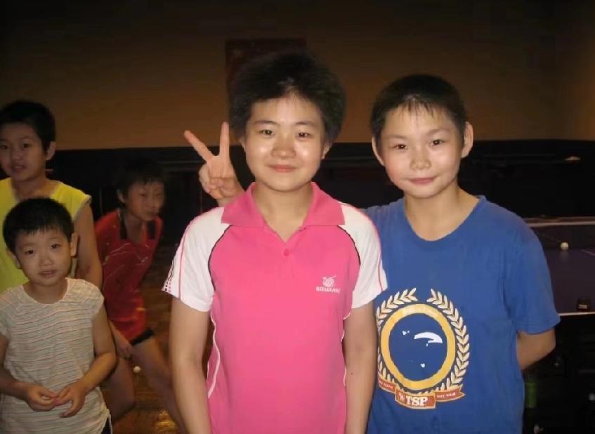 这张照片，虽然莎莎在角落里，小小的一只，但是看到还是会很温暖，很感动！佳佳只比小